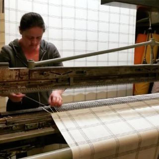 Niečo sa pre Vás vyrába - ba až priamo tká zo 100% jahňacej vlny , alpaky , kašmíru